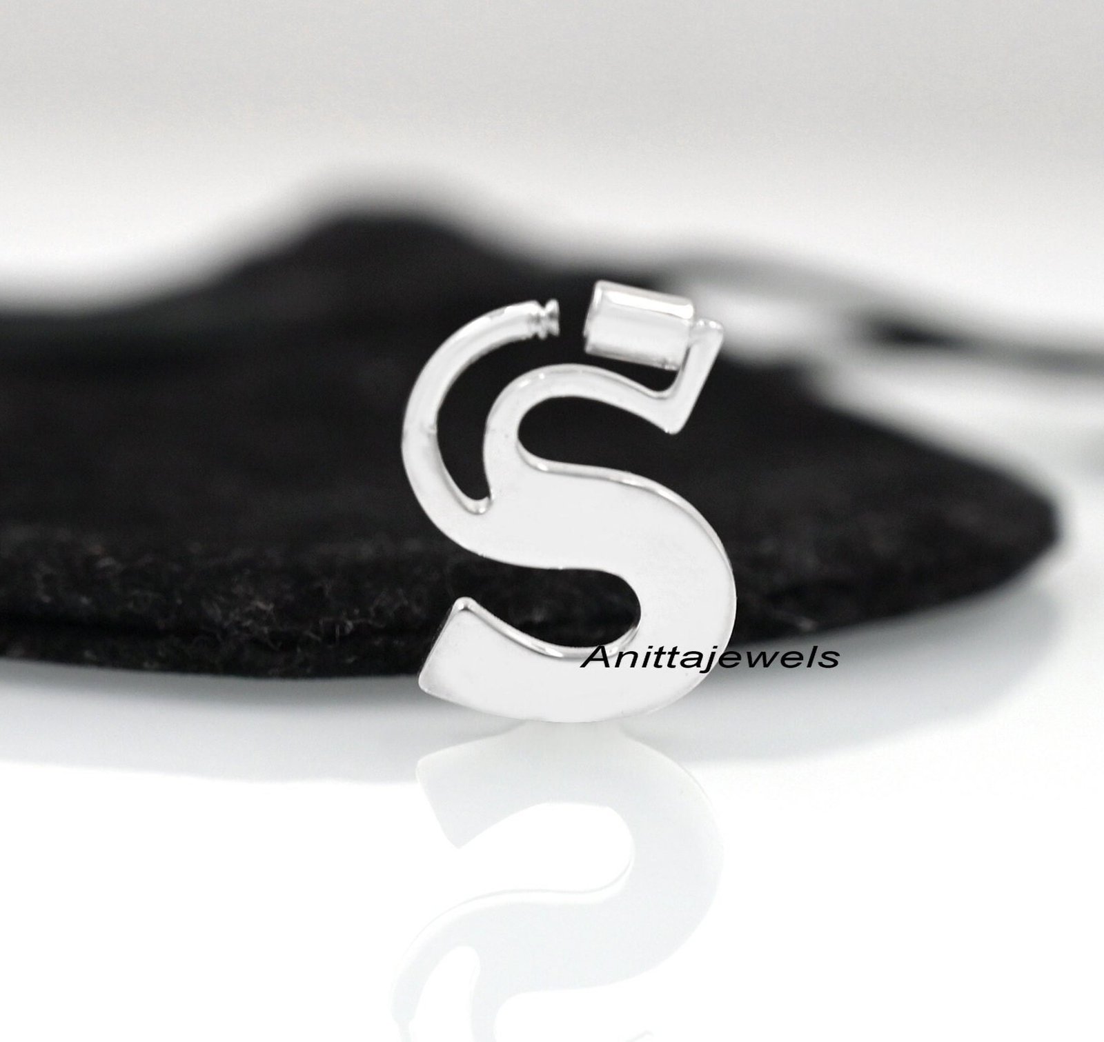 925 Silver Initial Carabiner Lock: Alphabet Letter Jewelry - View 4 - Anitta Jewels | SKU: etsy_922517829 925 Silver Initial Carabiner Lock: Alphabet Letter Jewelry - View 4 - Anitta Jewels | SKU: etsy_922517829