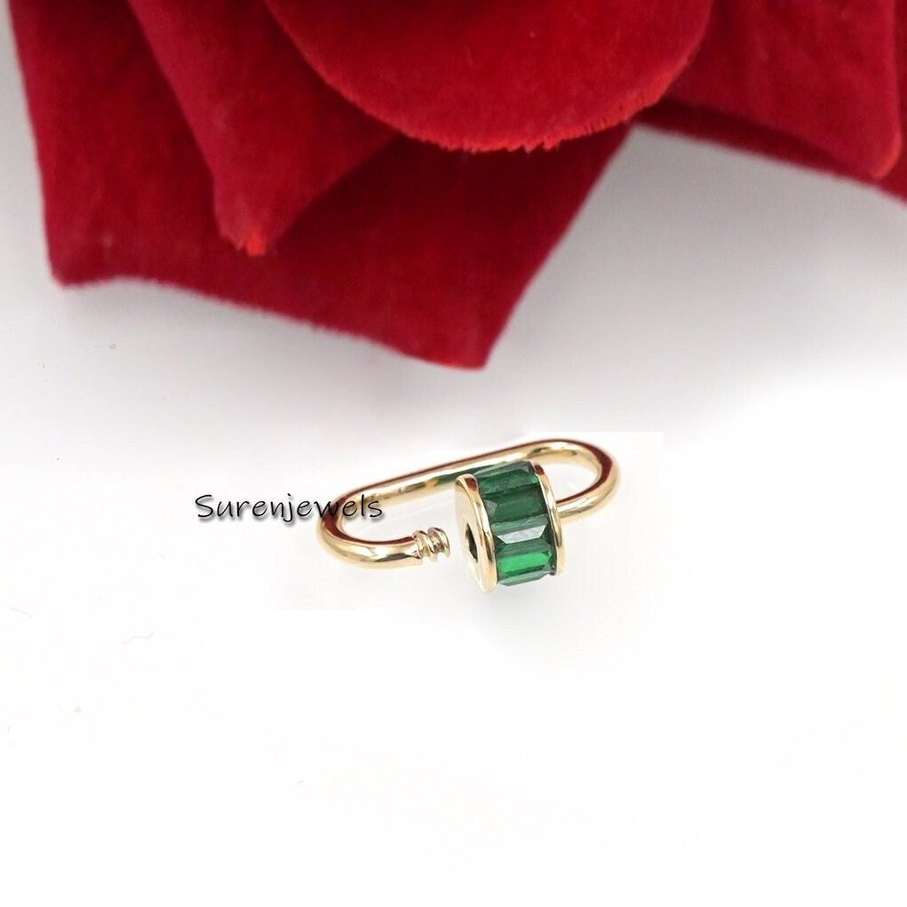 14K Gold Emerald Baguette Carabiner Lock: Necklace Jewelry - View 3 - Suren Jewels | SKU: SJC162-9KYGBTTEM-19M 14K Gold Emerald Baguette Carabiner Lock: Necklace Jewelry - View 3 - Suren Jewels | SKU: SJC162-9KYGBTTEM-19M