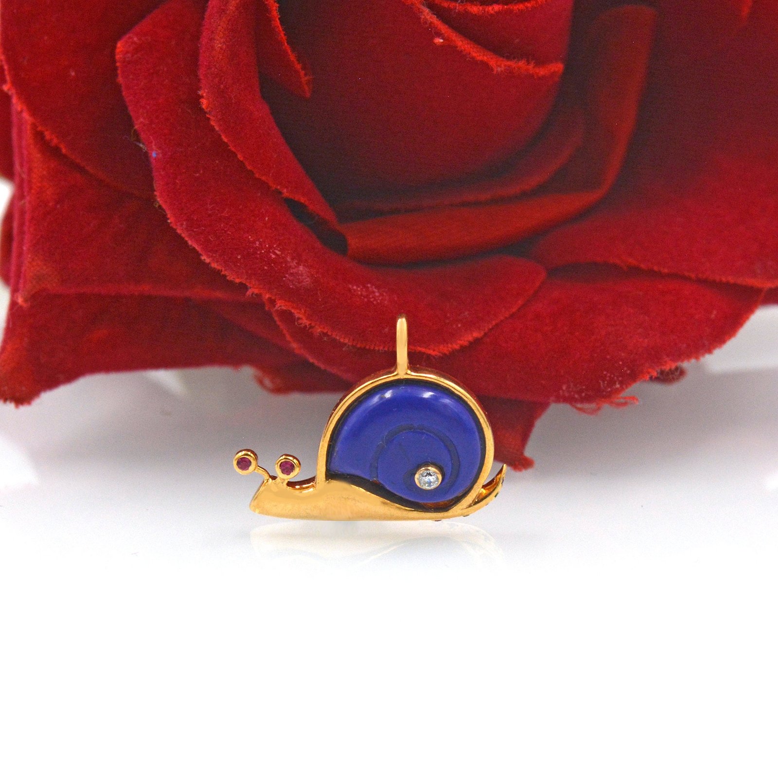 14K Gold Gemstone Snail Pendant: Handmade Yellow Gold Charm - View 7 - Suren Jewels | SKU: SJP1197 14K Gold Gemstone Snail Pendant: Handmade Yellow Gold Charm - View 7 - Suren Jewels | SKU: SJP1197