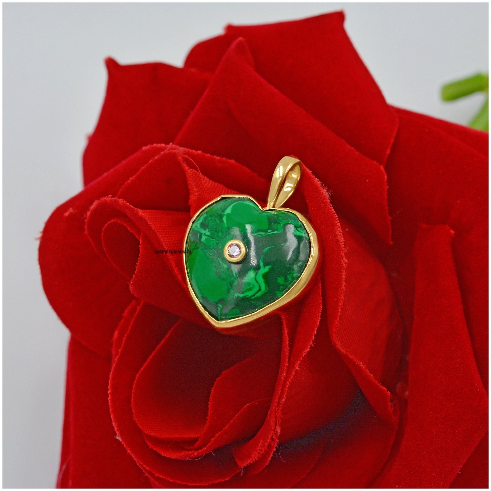 14k Gold Malachite Heart Pendant: Natural Gemstone Charm - Suren Jewels | SKU: SJP1368-9KYGLPZWT-20M 14k Gold Malachite Heart Pendant: Natural Gemstone Charm - Suren Jewels | SKU: SJP1368-9KYGLPZWT-20M