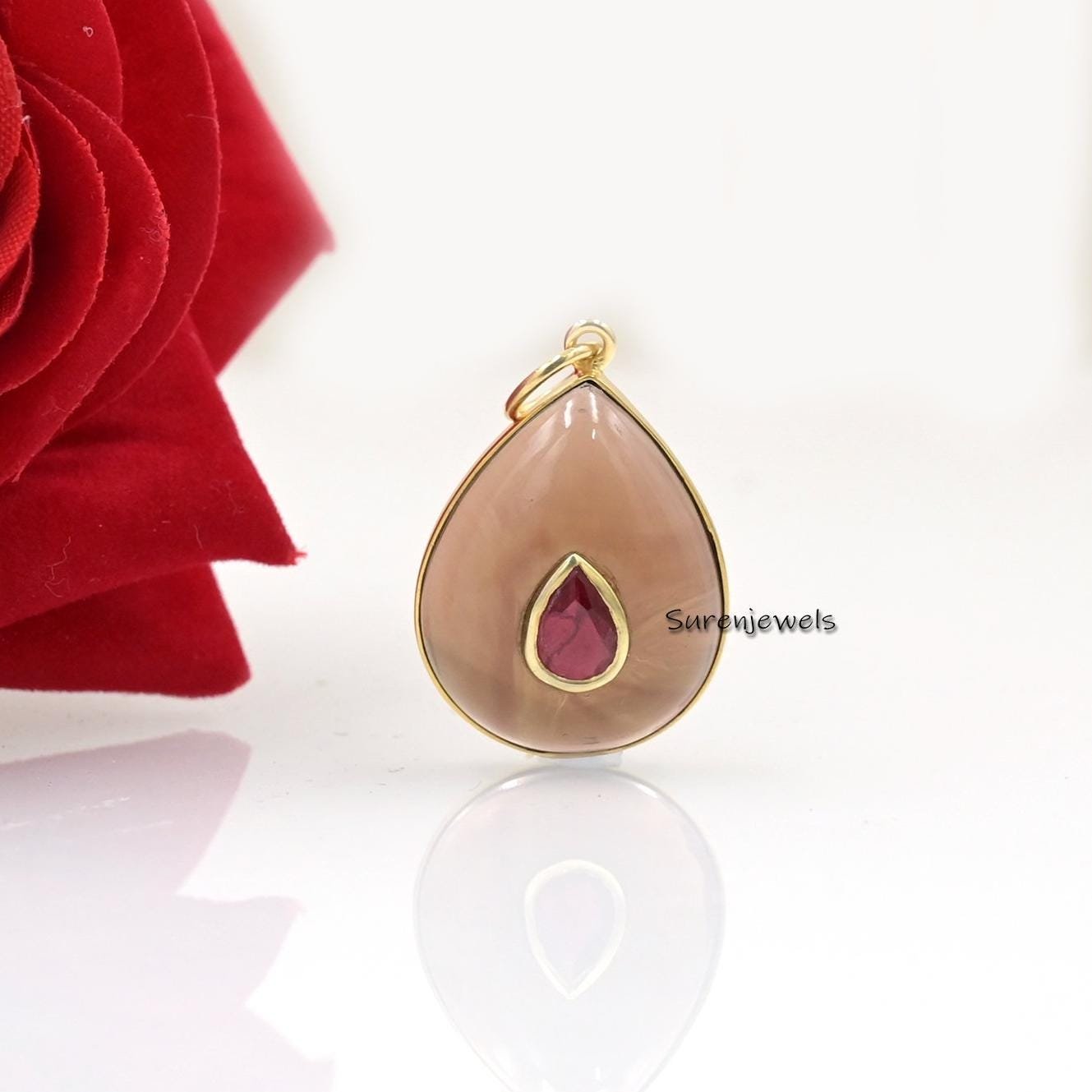 14K Gold Malachite Teardrop Pendant: Designer Gemstone Drop - View 4 - Suren Jewels | SKU: SJP1574-SLYGAMCZ 14K Gold Malachite Teardrop Pendant: Designer Gemstone Drop - View 4 - Suren Jewels | SKU: SJP1574-SLYGAMCZ