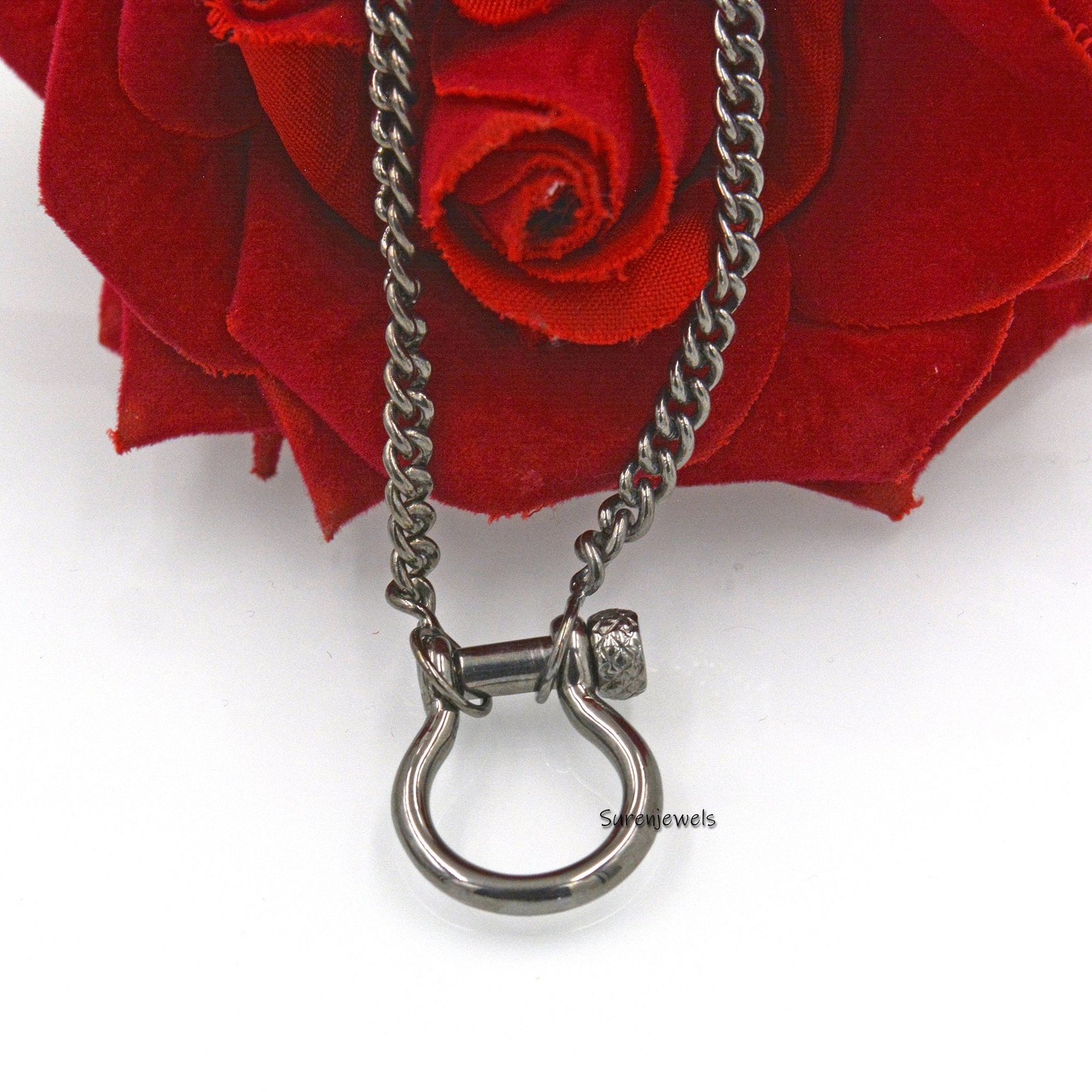 925 Silver Horseshoe Snaffle Bit Necklace: Shackle Clasp - View 6 - Suren Jewels | SKU: SJP72-SLYG-N22-18I 925 Silver Horseshoe Snaffle Bit Necklace: Shackle Clasp - View 6 - Suren Jewels | SKU: SJP72-SLYG-N22-18I