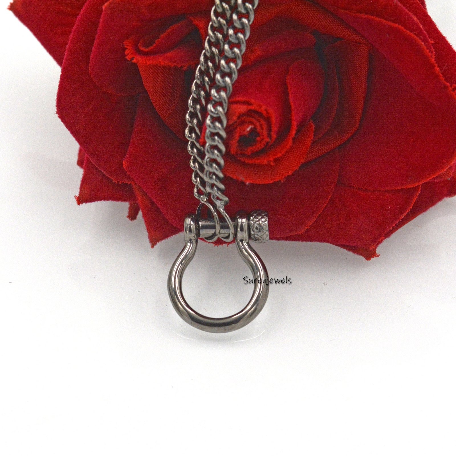 925 Silver Horseshoe Snaffle Bit Necklace: Shackle Clasp - View 7 - Suren Jewels | SKU: SJP72-SLYG-N22-18I 925 Silver Horseshoe Snaffle Bit Necklace: Shackle Clasp - View 7 - Suren Jewels | SKU: SJP72-SLYG-N22-18I